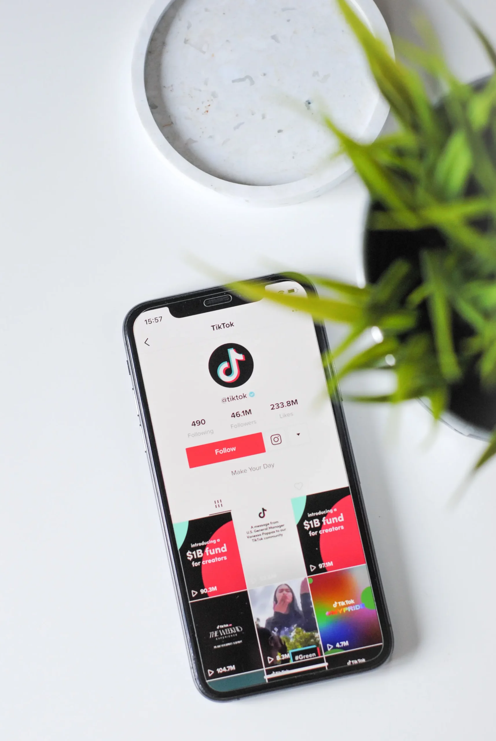 en mobil med lean designs tiktok konto på