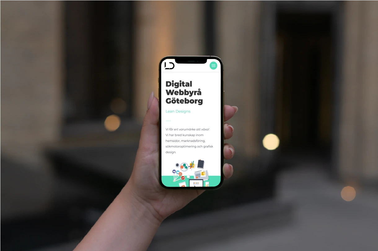 En bild på en hand som håller en telefon med Lean Designs hemsida på