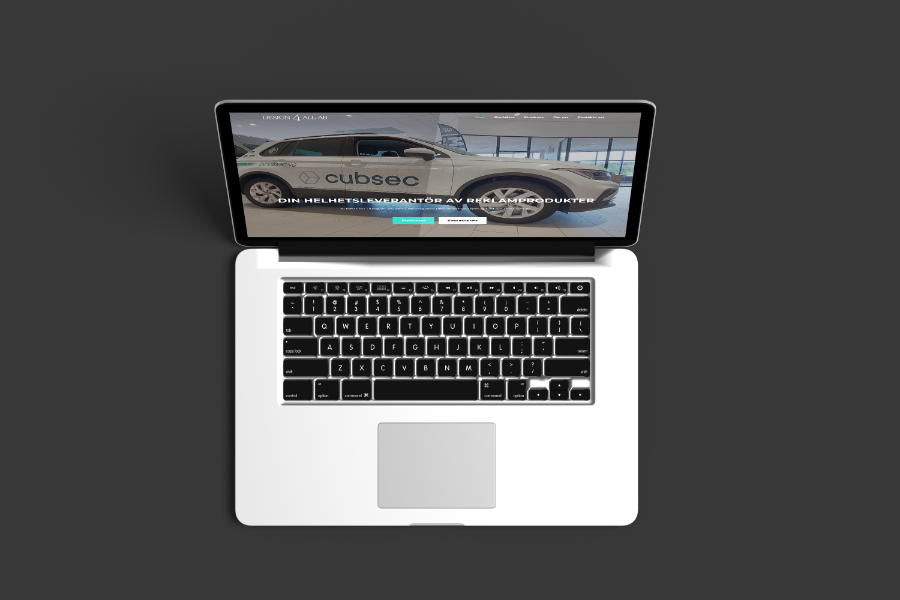 En bild på en laptop mot svart bakgrund med design4alls hemsida på som Lean Designs har gjort