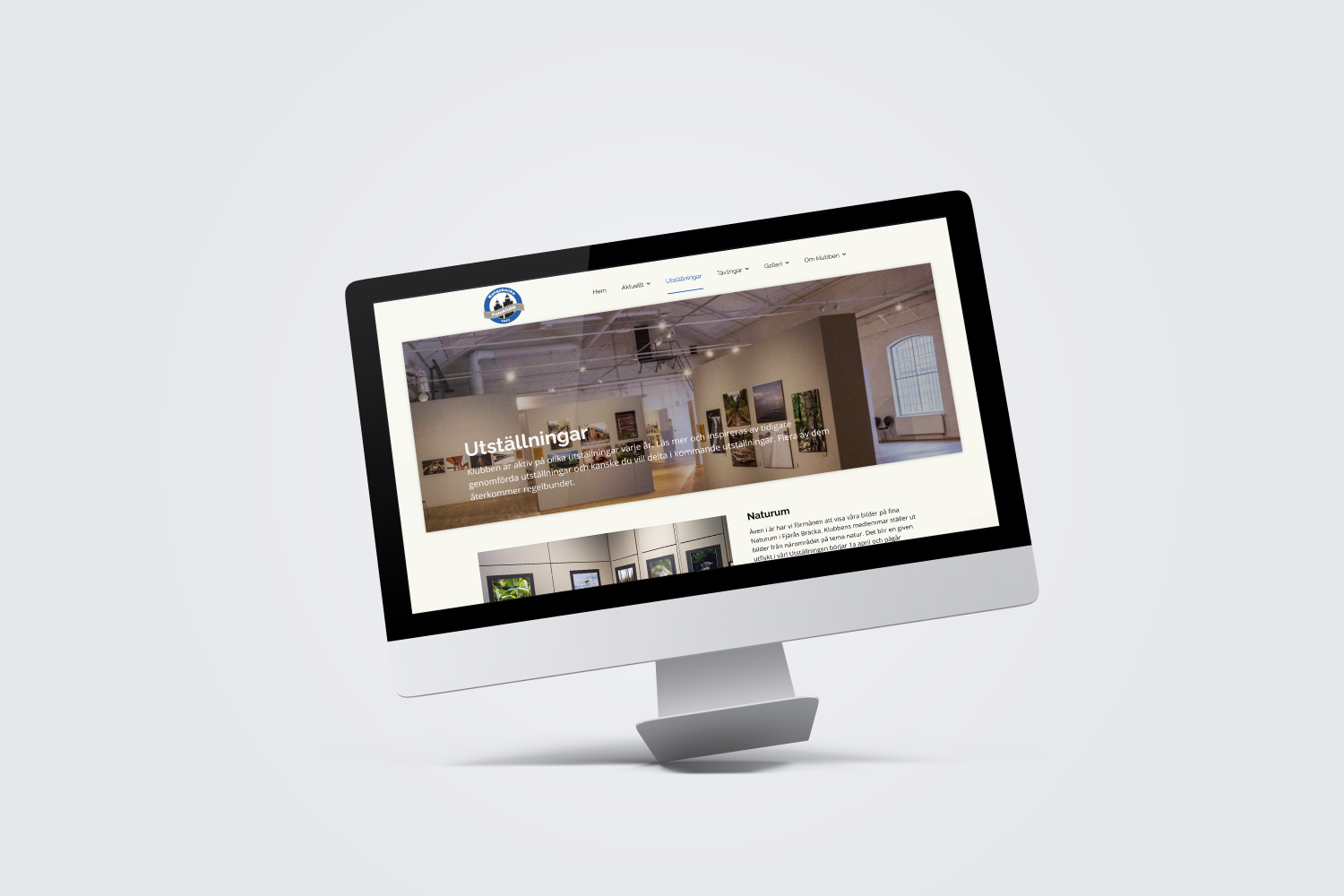 Kungsbacka fotoklubb kundcase av lean designs. En datorskärm på sniskan mot en blå bakgrund. På skärmen ser man toppdelen av kungsbacka fotoklubbs undersida 'utställningar'.