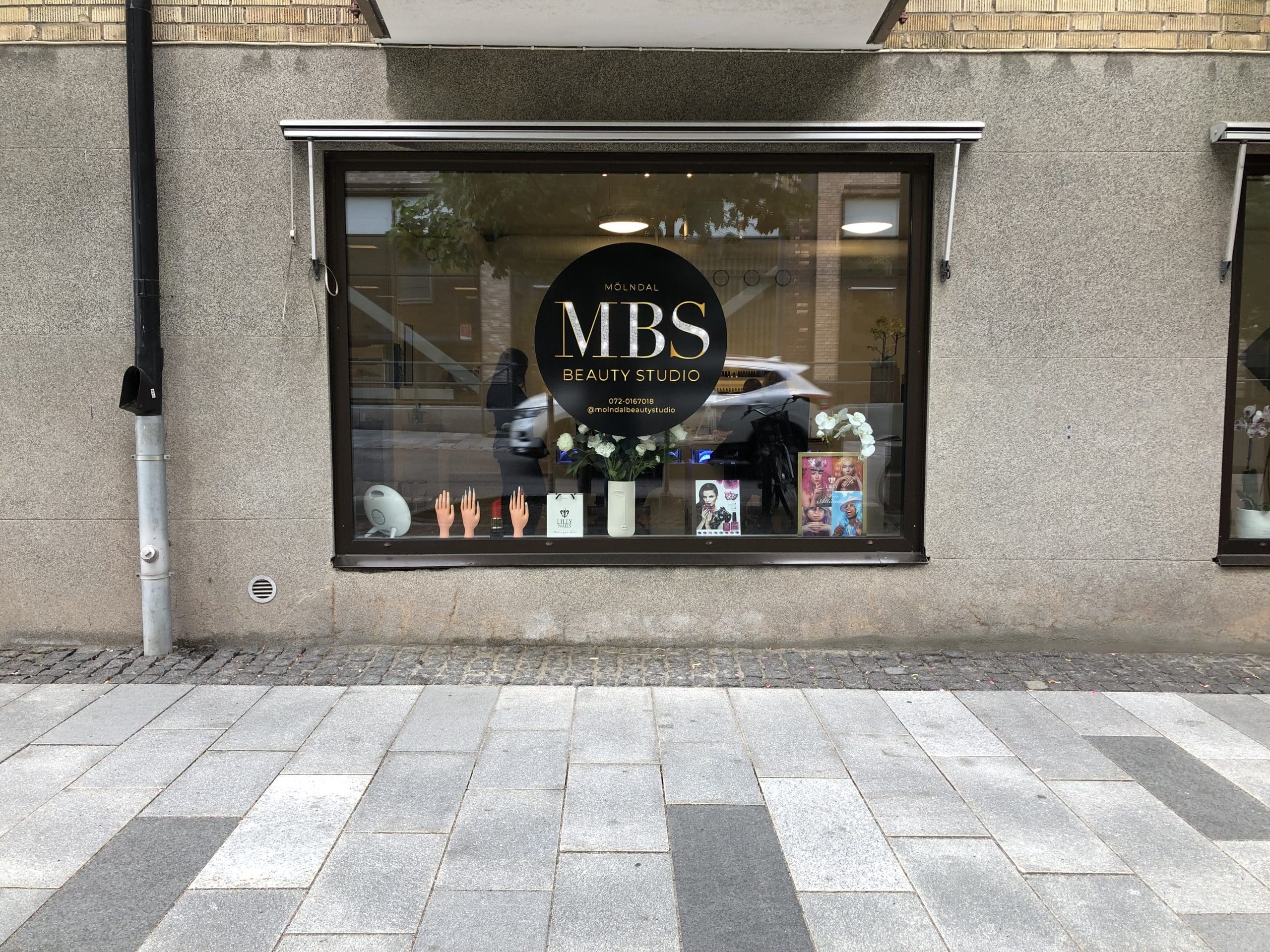 mölndal beauty studio. Bild på deras svart guldiga logotyp på ett fönster